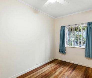 Charming Family Home with Spacious Backyard in Yeronga - Photo 5