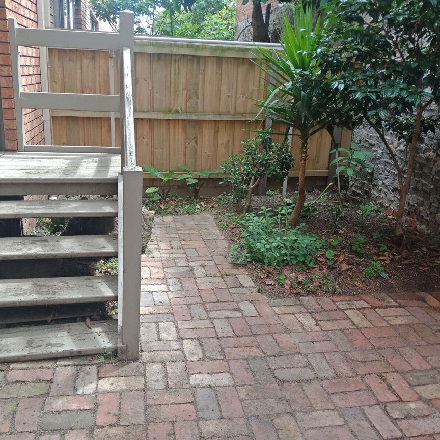 Carlton - Photo 1
