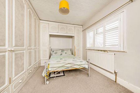 4 bedroom semi-detached house to rent - Photo 5