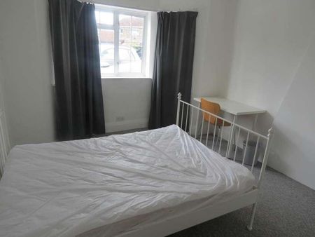 Bedroom Detached House In Ensbury, BH10 - Photo 4