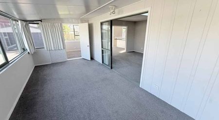 Sunny Spacious Living - Photo 2