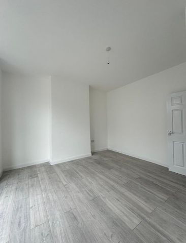 2 Bed Flat, London, E7 - Photo 4