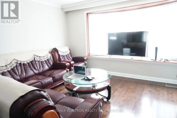 27 RONWAY CRESCENT - Photo 1