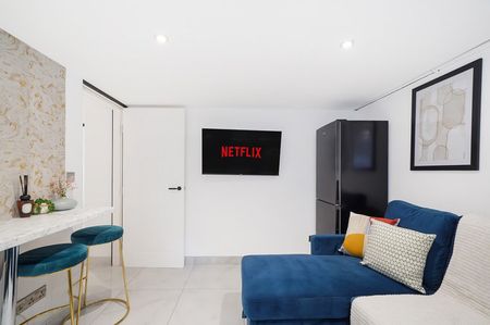 Lower Oxford Street - Photo 2