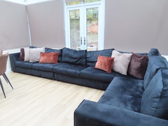 8 Bed Bungalow, Harlaxton Drive, NG7 - Photo 1