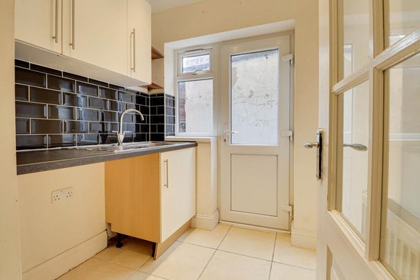 4 bedroom semi-detached house to rent - Photo 1