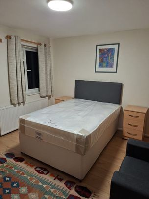 Room in a Shared Flat, Pine Rd, NW2 - Photo 1