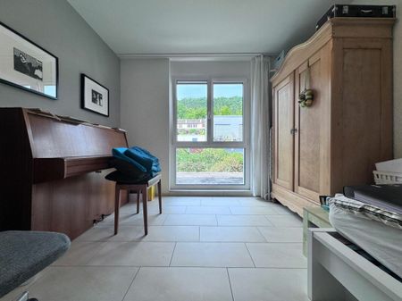 Moderne 5,5-Zimmer-Doppelhaushälfte mit Wintergarten, XXL-Küche & Garagenbox in ruhiger Lage - Photo 2