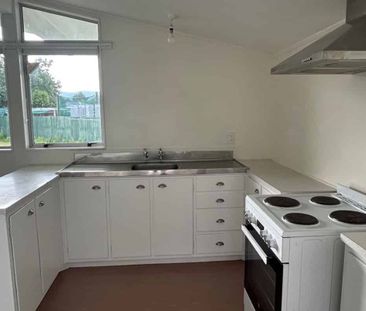 Sunny 3-Bedroom Home in a Great Location – $500 per week - Photo 3