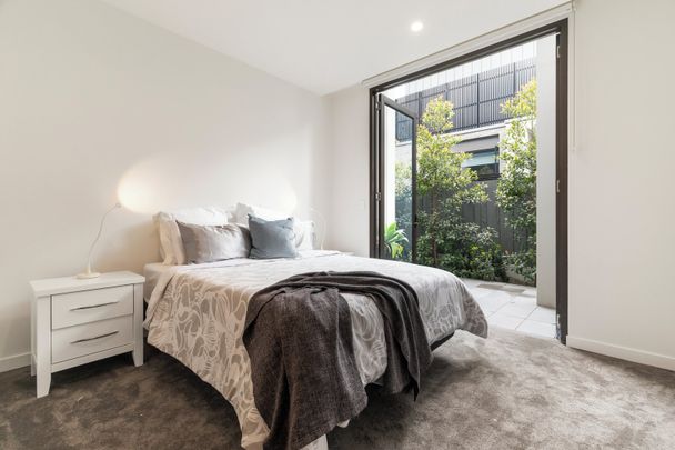 LUXURIOUS THREE BED APARTMENT PLUS STUDY - Photo 1