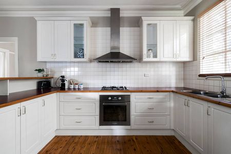 Beautifully Furnished Central Home - Photo 3