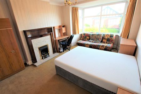 3 bedroom flat to rent - Photo 4