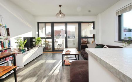 Ocean present this immaculate, light-filled two-bedroom appartment to let in Bristol’s sought-after Paintworks development, featuring an open-plan kitchen/reception with private balcony, en-suite master, second small double/office, two bathrooms, secure allocated parking, and excellent access to the city centre, Temple Meads and local riverside amenities. - Photo 4