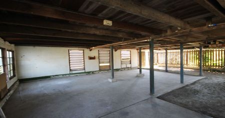 Conveniently located high-set 4 bedroom home. - Photo 4