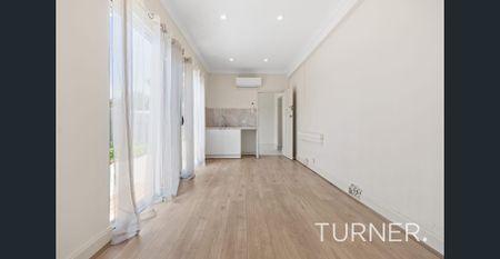 SPACIOUS 5 BEDROOM CHARACTER STYLE HOME IN PRIME LOCATION - Photo 4