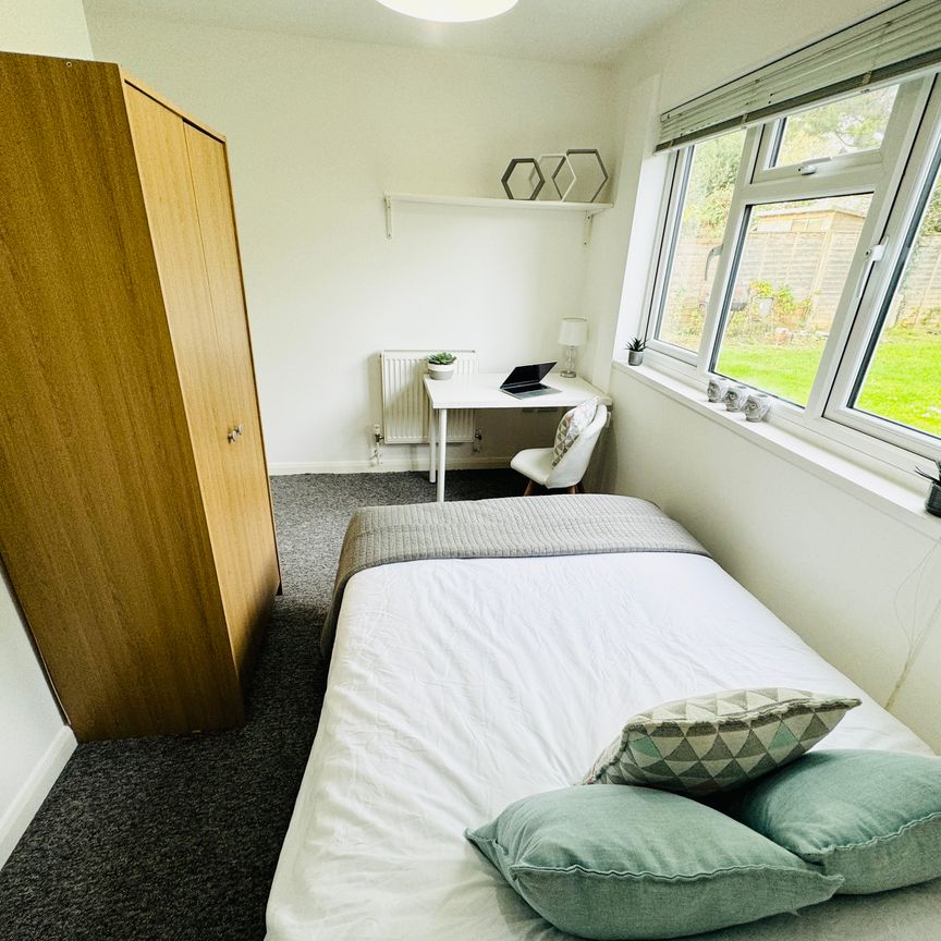 A Comforting 6 Double Bedrooms for Rent in Brighton - Photo 1