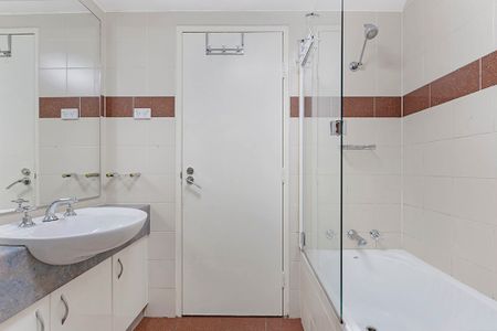 Victoria Tower - Unfurnished - Available 21st November - Photo 3