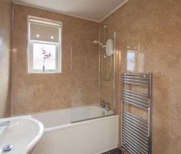 3 bedroom semi-detached bungalow to rent - Photo 4