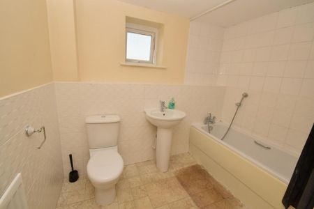 3 bedroom flat to rent - Photo 5