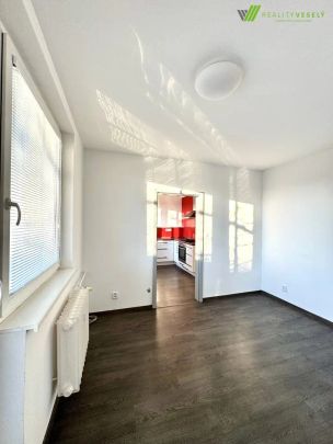 Pronájem bytu 1+1 se zasklenou lodžií na ul. Velkomoravská v Hodoníně - Photo 1