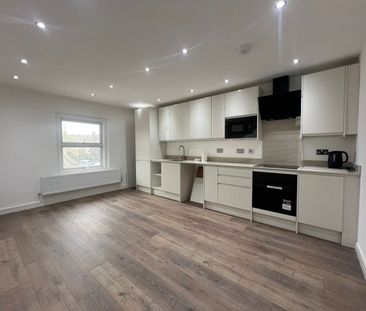 2 Bed Maisonette, Bakers End, SW20 - Photo 3