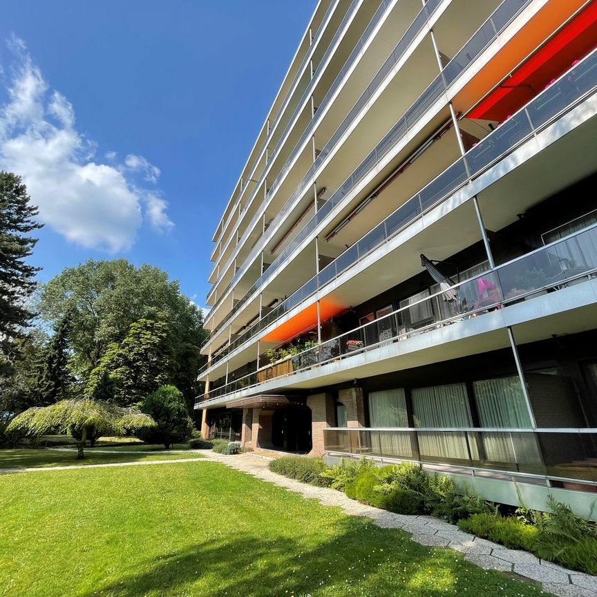 Gelijkvloers appartement met ruim terras en autostaanplaats , dichtbij vele voorzieningen - Photo 1