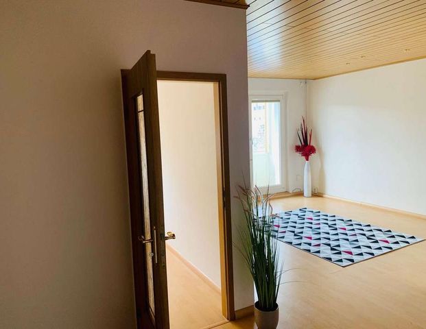 Ihr neues Zuhause: Gepflegte 4-Raum-Wohnung mit Fernblick und Einbauküche - Foto 1