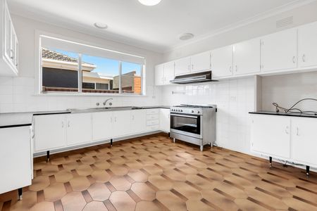 33 Lindenow Street, Reservoir VIC 3073 - House For Rent | Domain - Photo 5