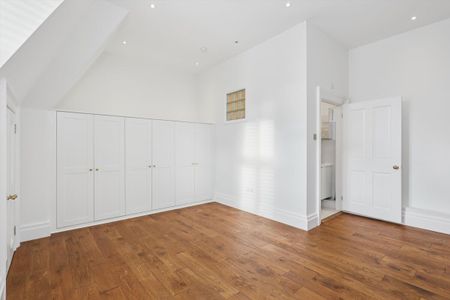 Available to let - with Historic elegance and modern luxury combined in this 3,700+ sq ft duplex within The Mansion, Cobham Park, surrounded by twelve acres of breath-taking parkland. - Photo 4