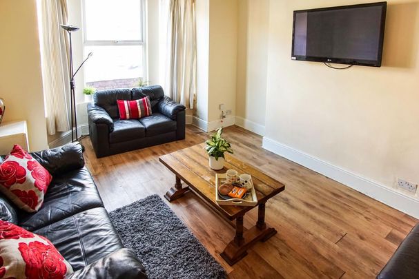 8 bedroom terraced house to rent - Photo 1