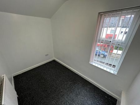 3 bedroom end of terrace house to rent - Photo 3