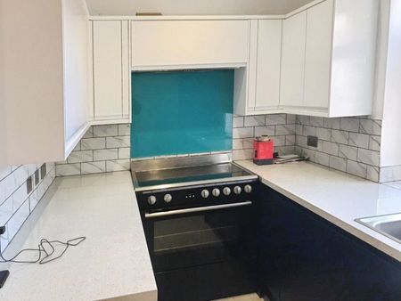 1 bedroom Flat To Let - Photo 2