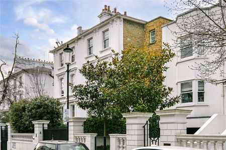 Beautifully finished and immaculate throughout, a split level one bedroom apartment with wooden floors ideally located moments from the Fulham Road. - Photo 3