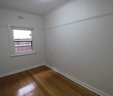 “Charming 2-Bed Art Deco Apartment Steps from St Kilda Beach” - Photo 3