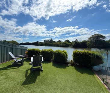 Luxury Waterfront Living – Renovated 4 Bedroom Home - Photo 3