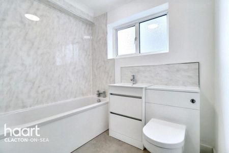 3 bedroom flat to rent - Photo 3
