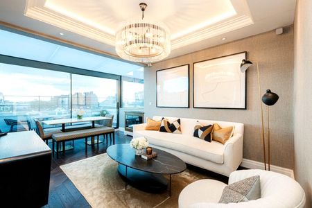 We are delighted to offer a stunning two-bedroom apartment with a conservatory and private terrace with spectacular views over Kensington. The apartment is situated within a super prime Georgian building. EPC rating: B - Photo 4