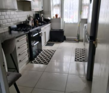 1 bedroom in a house share to rent - Photo 2