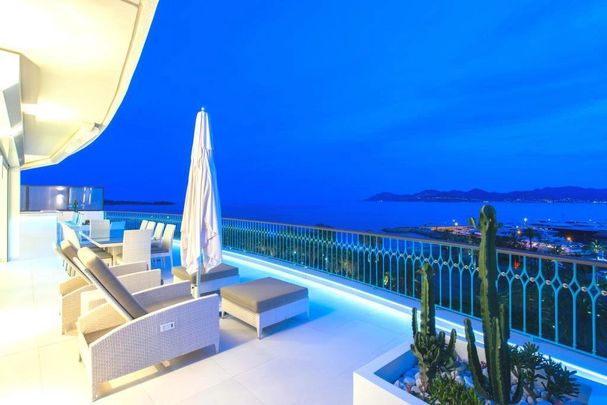 Cannes Croisette luxueux penthouse 4 pièces - immense terrasse vue mer panoramique - Photo 1