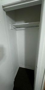 GHETTO MCGILL- 3 ½ RÉNOVÉ & MEUBLÉ – 1 CHAMBRE FERMÉE - Photo 4