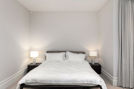 A Bright and Beautiful Three-Bedroom Home beside Kensington Gardens - Photo 4