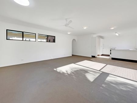 Refurbished Centrally Located Two Bedroom Duplex - Photo 2