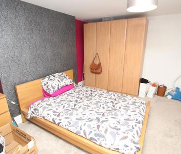 A superb property, with private garden! Set over two floors and in ... - Photo 5