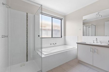 Immaculate Four-Bedroom Home in Prime Lyndhurst Location! - Photo 5