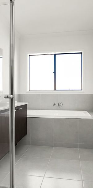 4-bedroom house in Cranbourne East! - Photo 1