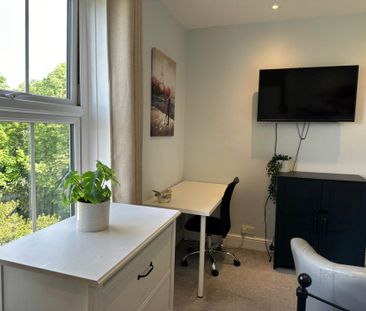 Room 2: Flat 4, 30 Stoke Road, Guildford, GU1 4HR - Photo 2