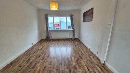 3 bedroom flat to rent - Photo 2