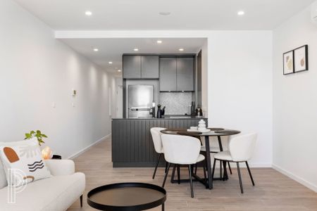 Spacious light filled apartment! - Photo 3