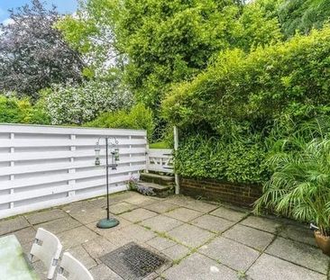 4 Bed Terraced House, Chichele Gardens, CR0 - Photo 2