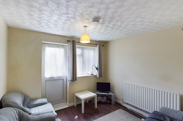 6 bedroom House To Let - Photo 1